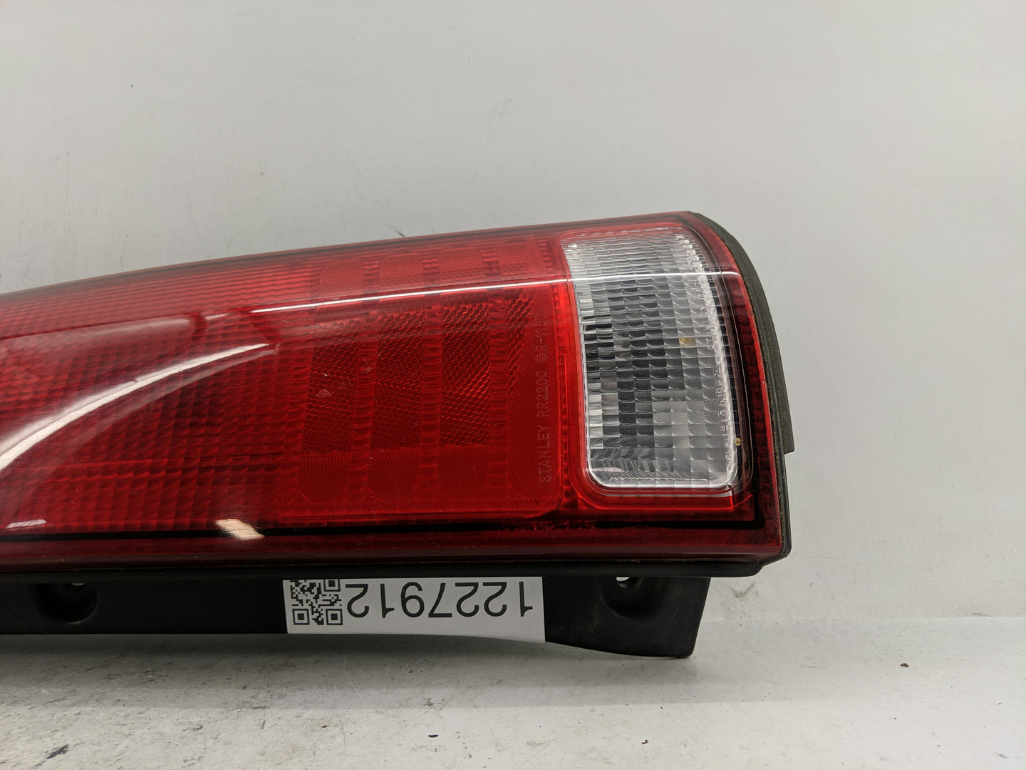 1997-2001 Honda Cr-V Tail Light Assembly Passenger Right OEM Fits Fits 1997 1998 1999 2000 2001 OEM Used Auto Parts - Oemuse