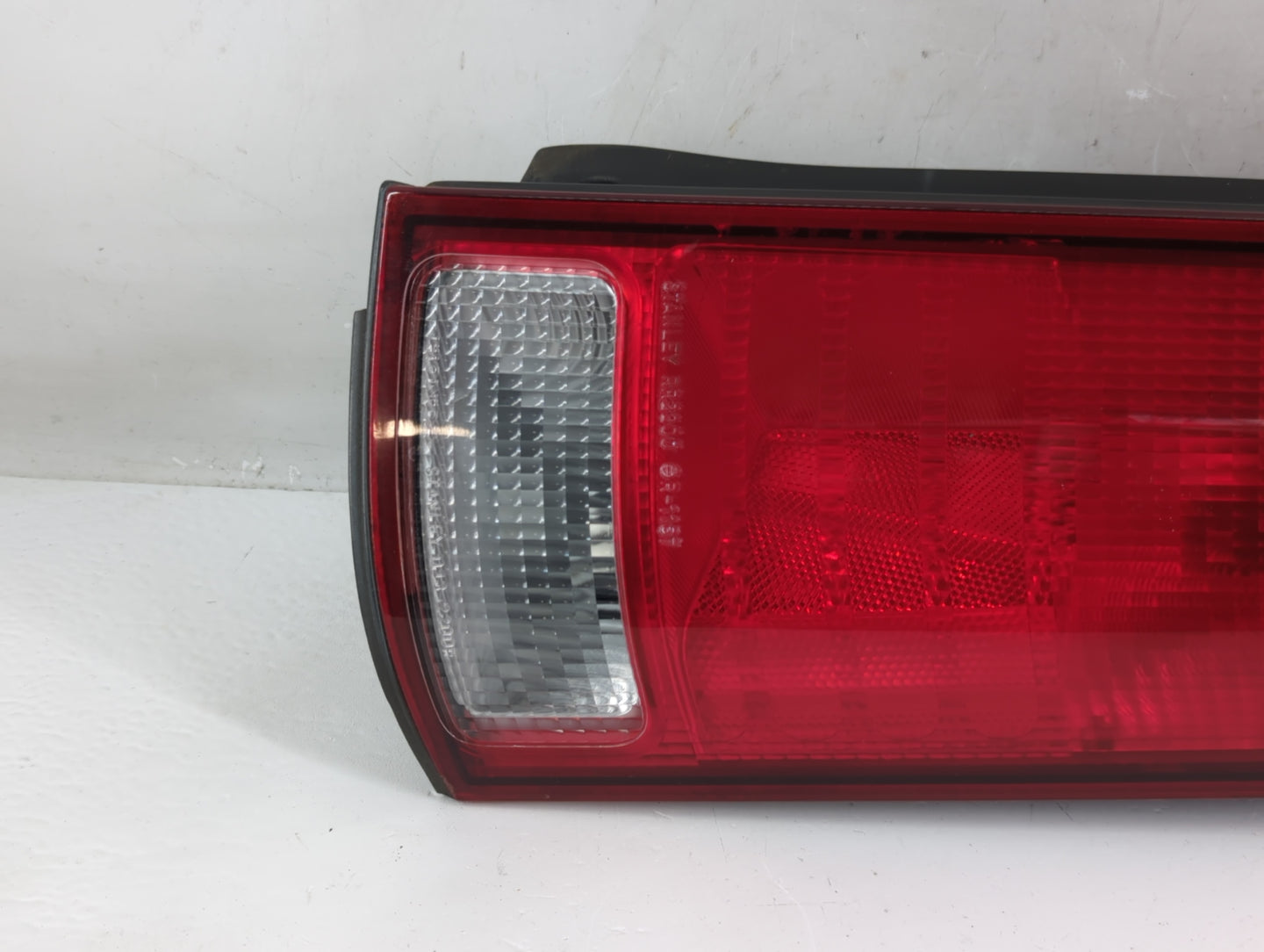 1997-2001 Honda Cr-V Tail Light Assembly Passenger Right OEM P/N:043-2200 Fits Fits 1997 1998 1999 2000 2001 OEM Used Auto P