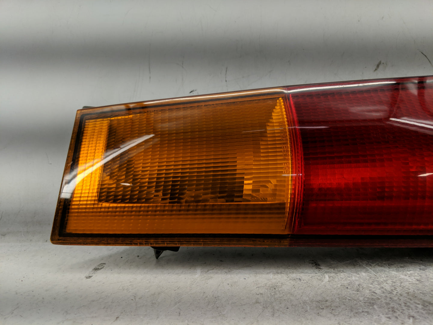 1997-2001 Honda Cr-V Tail Light Assembly Driver Left OEM P/N:043-2200 Fits Fits 1997 1998 1999 2000 2001 OEM Used Auto Parts