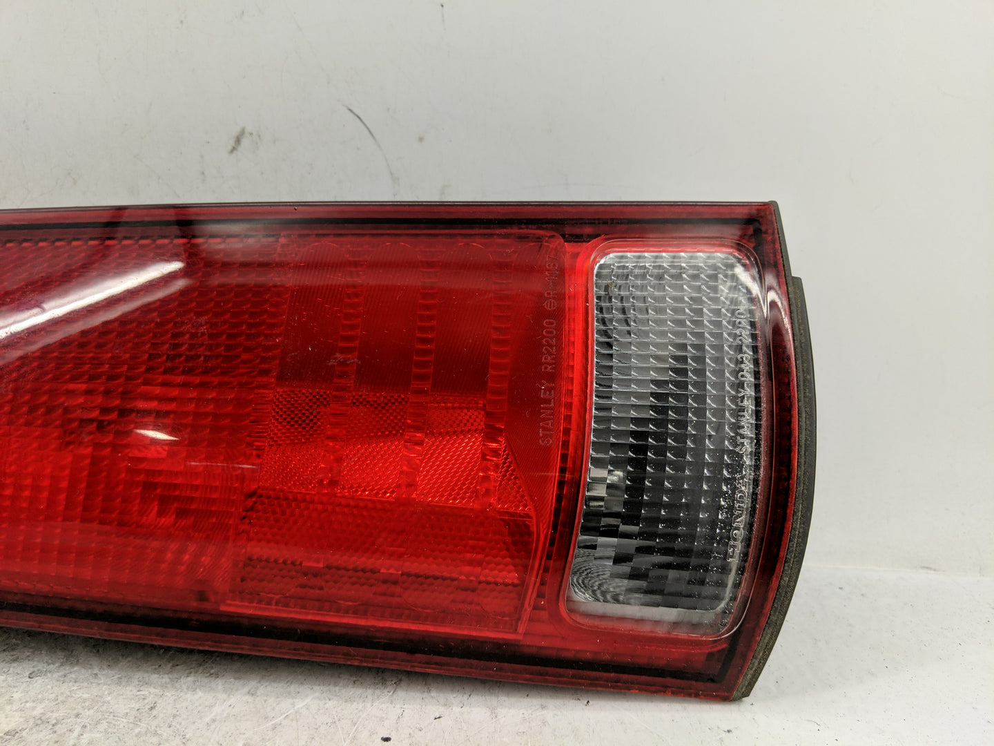 1997-2001 Honda Cr-V Tail Light Assembly Driver Left OEM P/N:043-2200 Fits Fits 1997 1998 1999 2000 2001 OEM Used Auto Parts