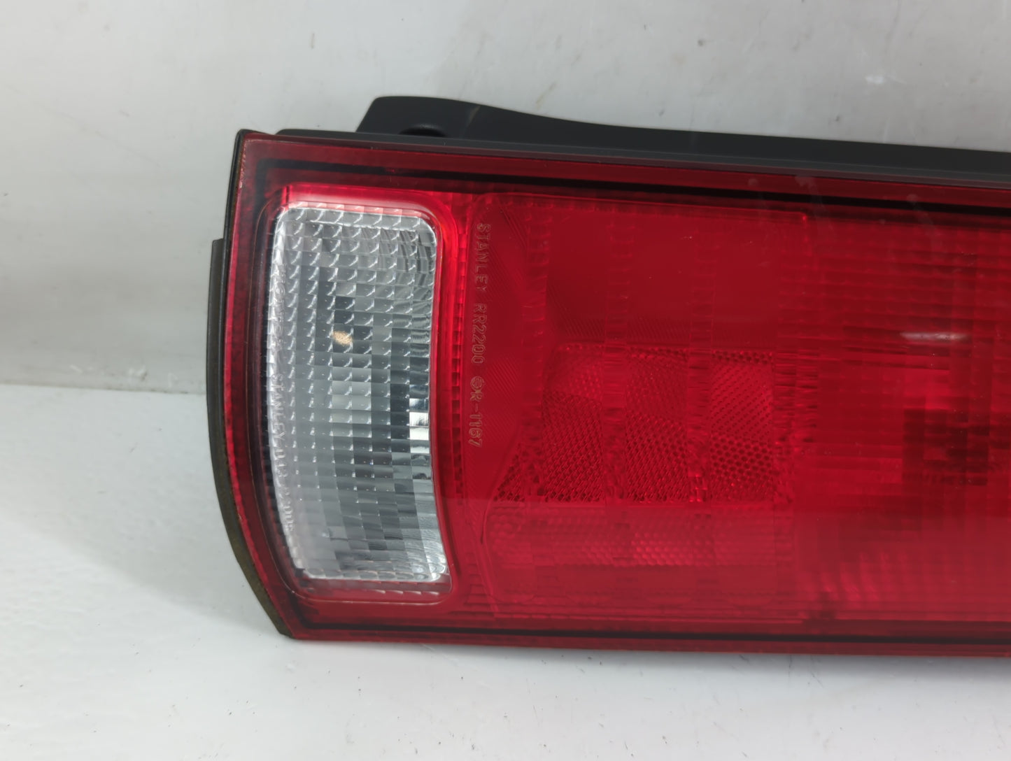 2000 Honda Cr-V Tail Light Assembly Passenger Right OEM P/N:043-2200 Fits OEM Used Auto Parts - Oemusedautoparts1.com