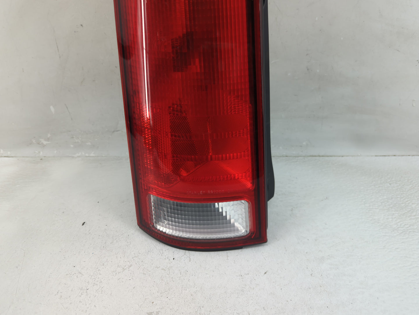 1997-2001 Honda Cr-V Tail Light Assembly Driver Left OEM P/N:043-2200 Fits Fits 1997 1998 1999 2000 2001 OEM Used Auto Parts