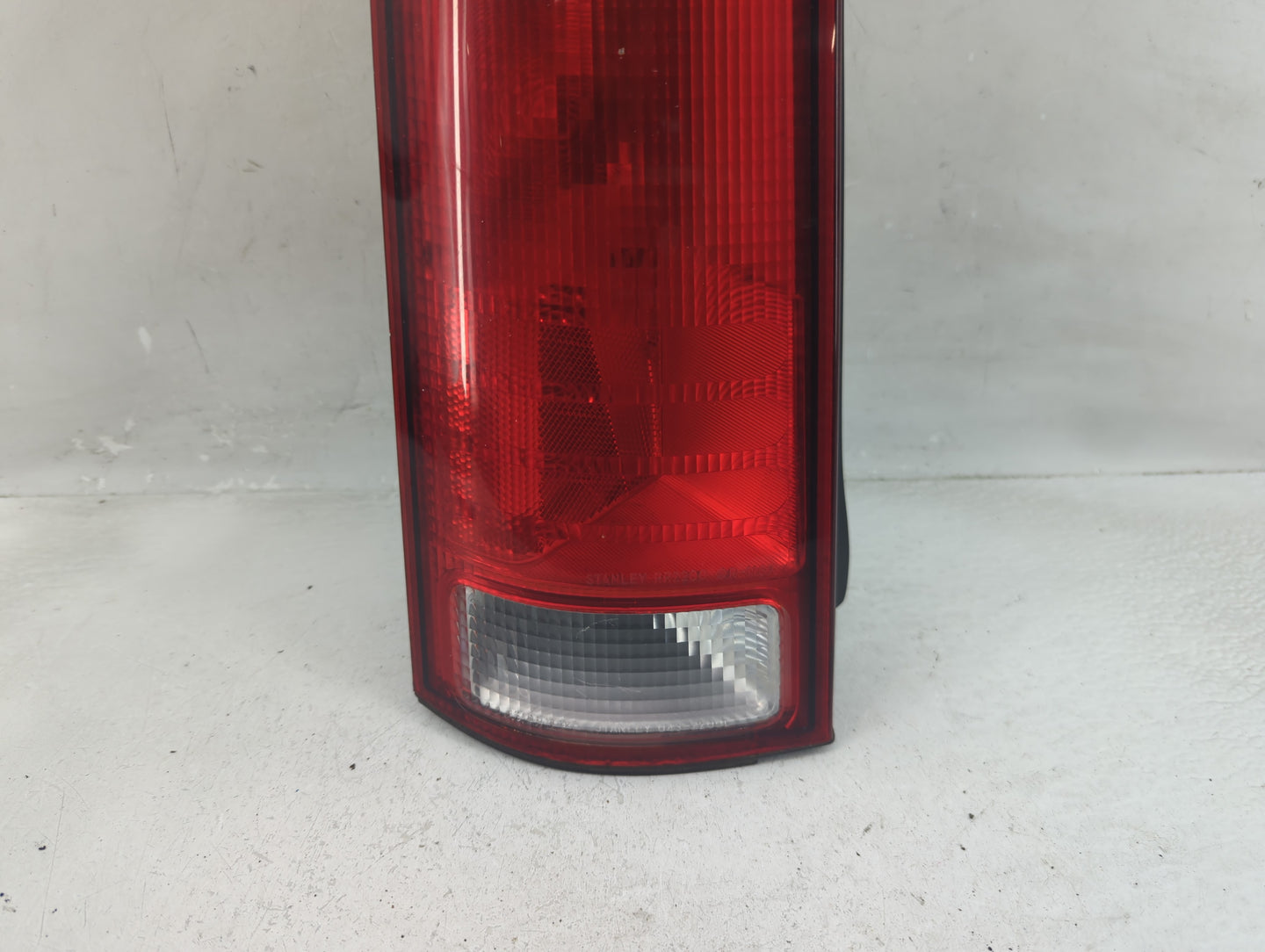 1997-2001 Honda Cr-V Tail Light Assembly Driver Left OEM P/N:043-2200 Fits Fits 1997 1998 1999 2000 2001 OEM Used Auto Parts