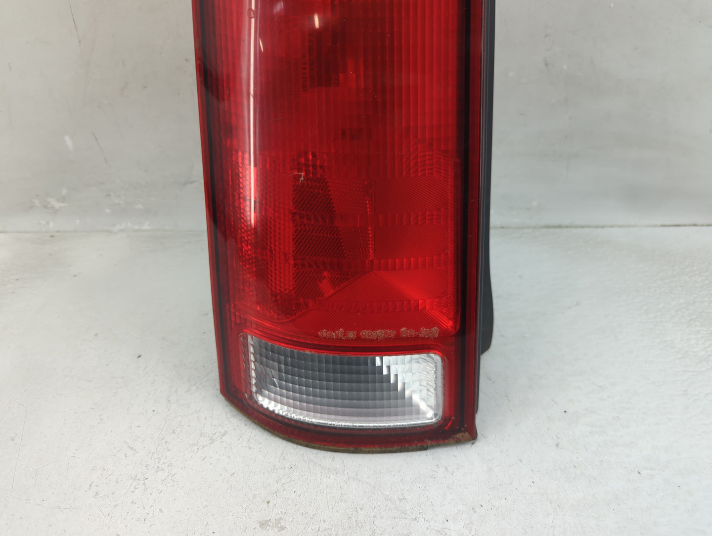 1997-2001 Honda Cr-V Tail Light Assembly Driver Left OEM P/N:043-2200 Fits Fits 1997 1998 1999 2000 2001 OEM Used Auto Parts