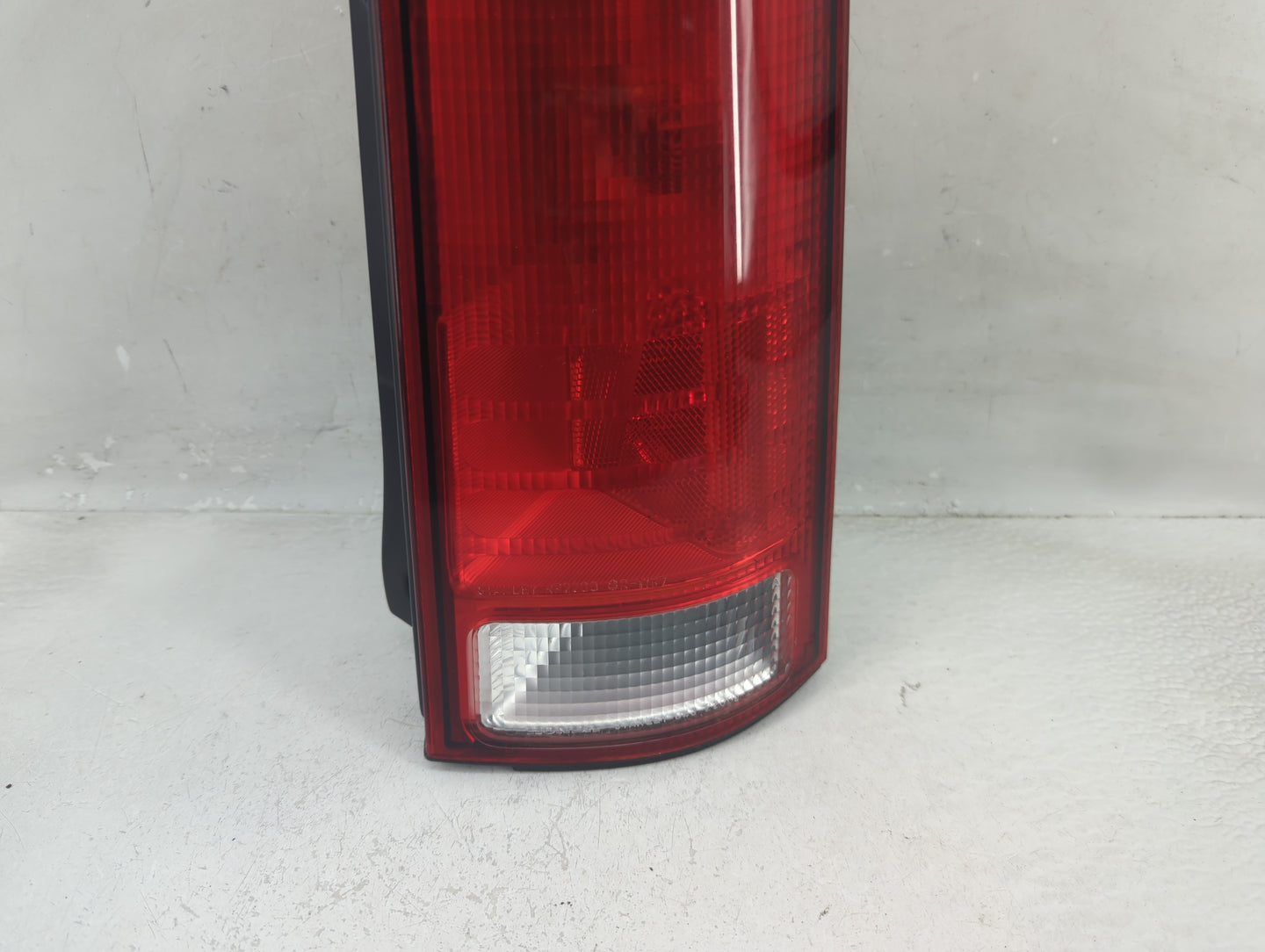 2000 Honda Cr-V Tail Light Assembly Passenger Right OEM P/N:043-2200 Fits OEM Used Auto Parts - Oemusedautoparts1.com