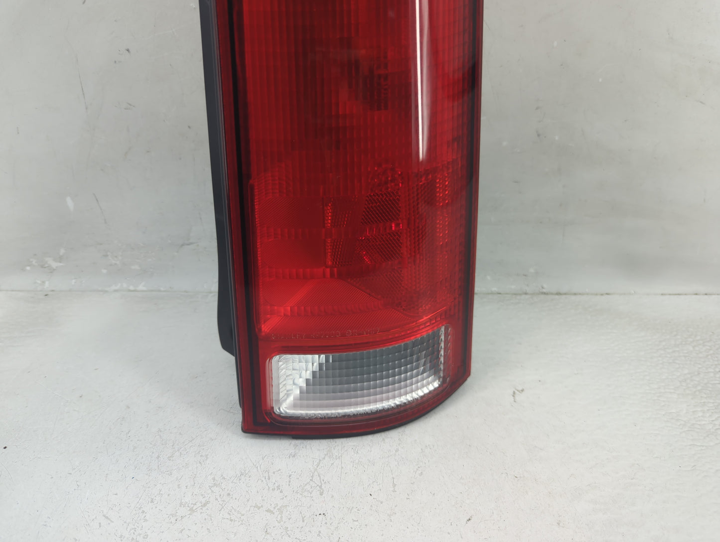 2000 Honda Cr-V Tail Light Assembly Passenger Right OEM P/N:043-2200 Fits OEM Used Auto Parts - Oemusedautoparts1.com