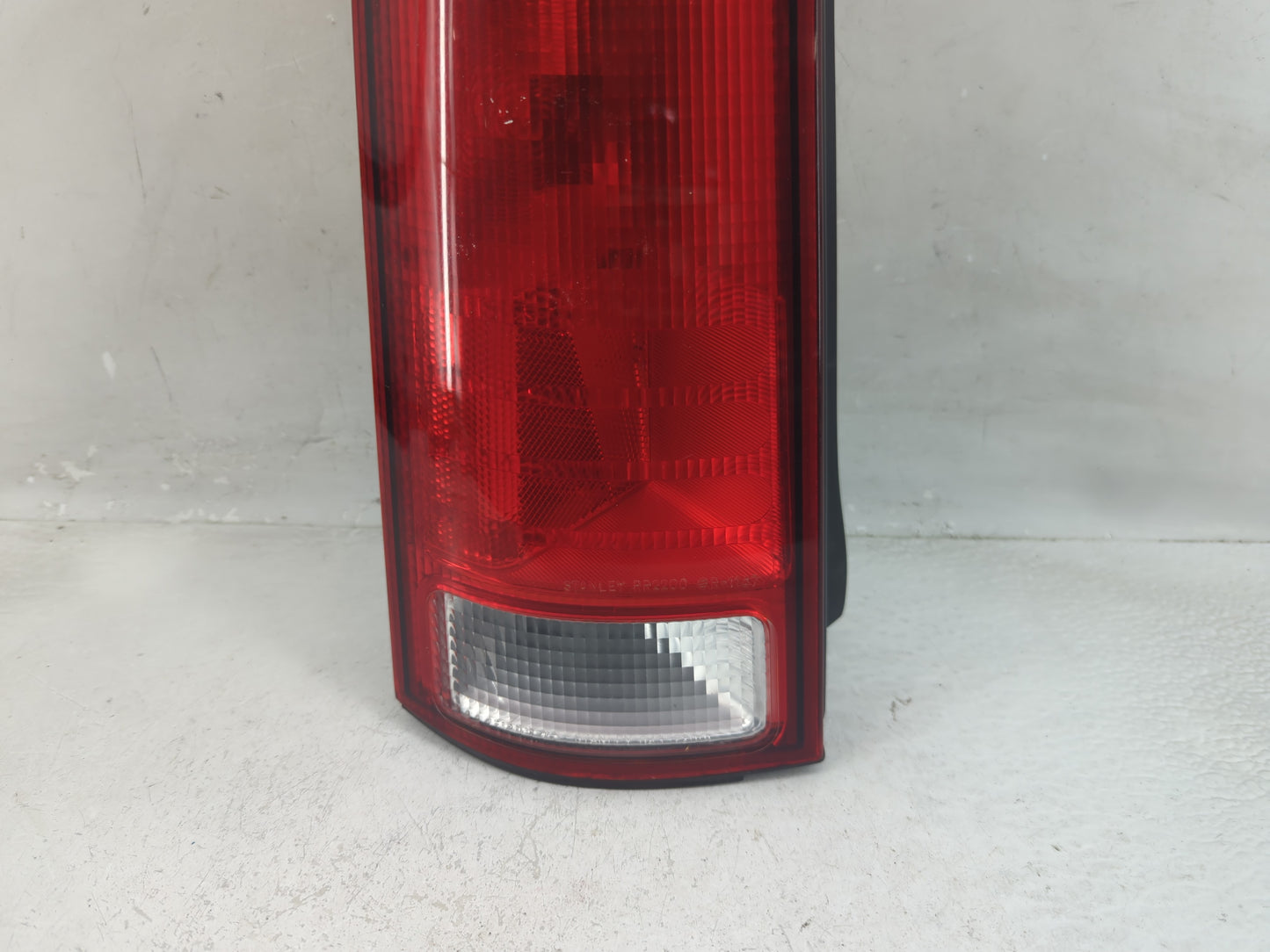 2000 Honda Cr-V Tail Light Assembly Driver Left OEM P/N:043-2200 Fits OEM Used Auto Parts - Oemusedautoparts1.com