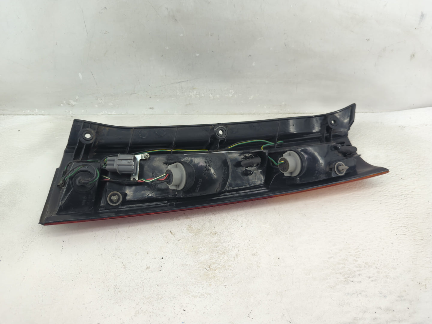2000 Honda Cr-V Tail Light Assembly Driver Left OEM P/N:043-2200 Fits OEM Used Auto Parts - Oemusedautoparts1.com