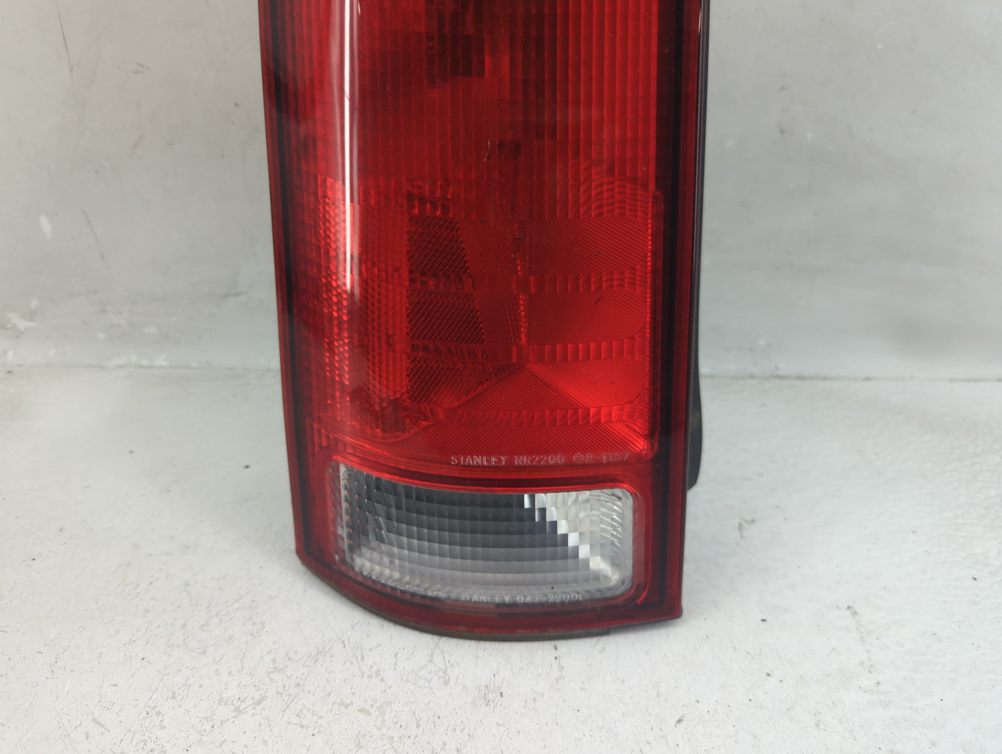 1997-2001 Honda Cr-V Tail Light Assembly Driver Left OEM P/N:043-2200 Fits Fits 1997 1998 1999 2000 2001 OEM Used Auto Parts