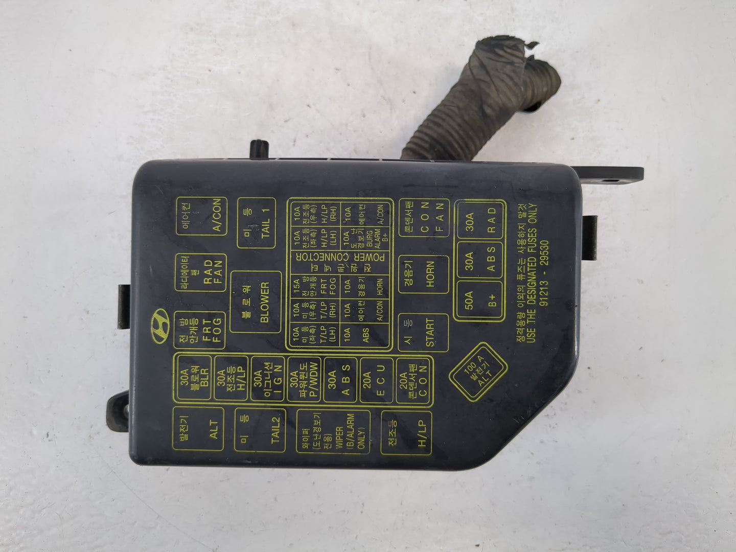 2000 Hyundai Elantra Fusebox Fuse Box Panel Relay Module P/N:91205 29642 Fits OEM Used Auto Parts - Oemusedautoparts1.com