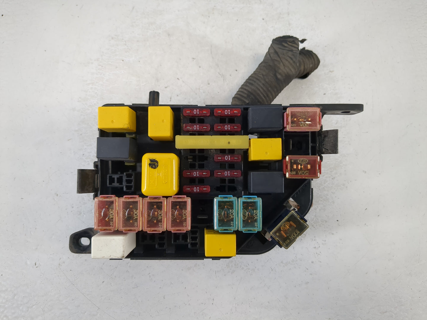 2000 Hyundai Elantra Fusebox Fuse Box Panel Relay Module P/N:91205 29642 Fits OEM Used Auto Parts - Oemusedautoparts1.com
