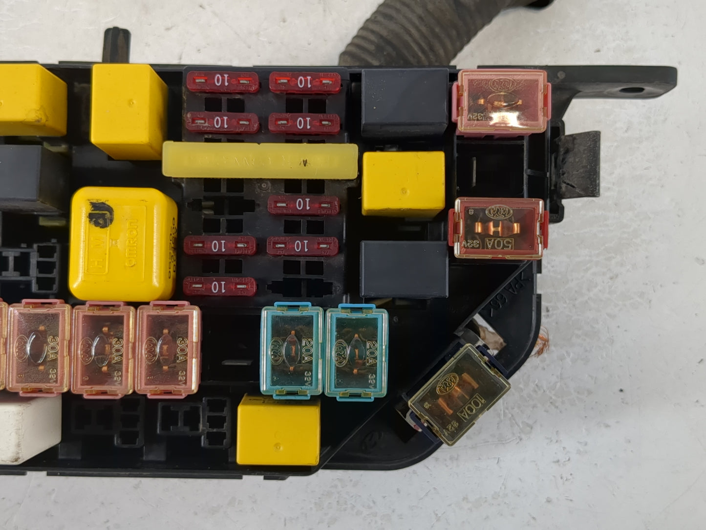 2000 Hyundai Elantra Fusebox Fuse Box Panel Relay Module P/N:91205 29642 Fits OEM Used Auto Parts - Oemusedautoparts1.com