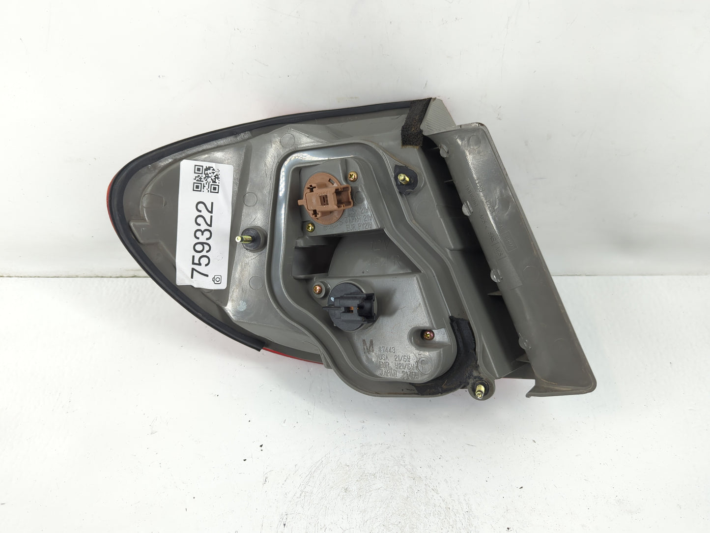 2000-2001 Infiniti I30 Tail Light Assembly Passenger Right OEM P/N:7443 Fits Fits 2000 2001 OEM Used Auto Parts - Oemusedaut