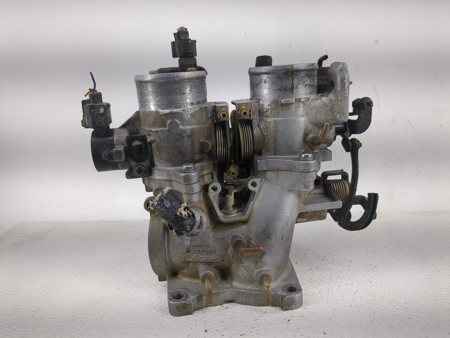 1999-2001 Lexus Es300 Throttle Body Fits Fits 1999 2000 2001 OEM Used Auto Parts - Oemusedautoparts1.com