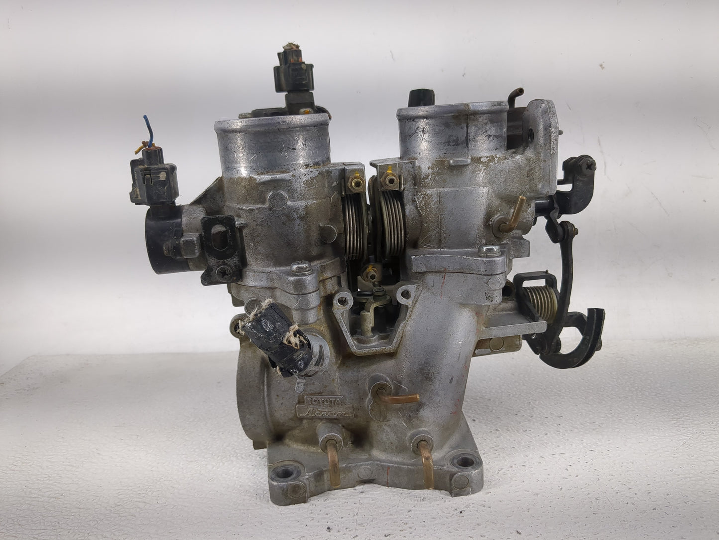 1999-2001 Lexus Es300 Throttle Body Fits Fits 1999 2000 2001 OEM Used Auto Parts - Oemusedautoparts1.com