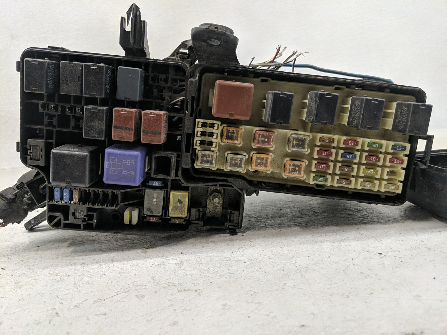 1998-2001 Lexus Gs300 Fusebox Fuse Box Panel Relay Module P/N:3137>PP-T10<XA1 Fits Fits 1998 1999 2000 2001 OEM Used Auto Pa