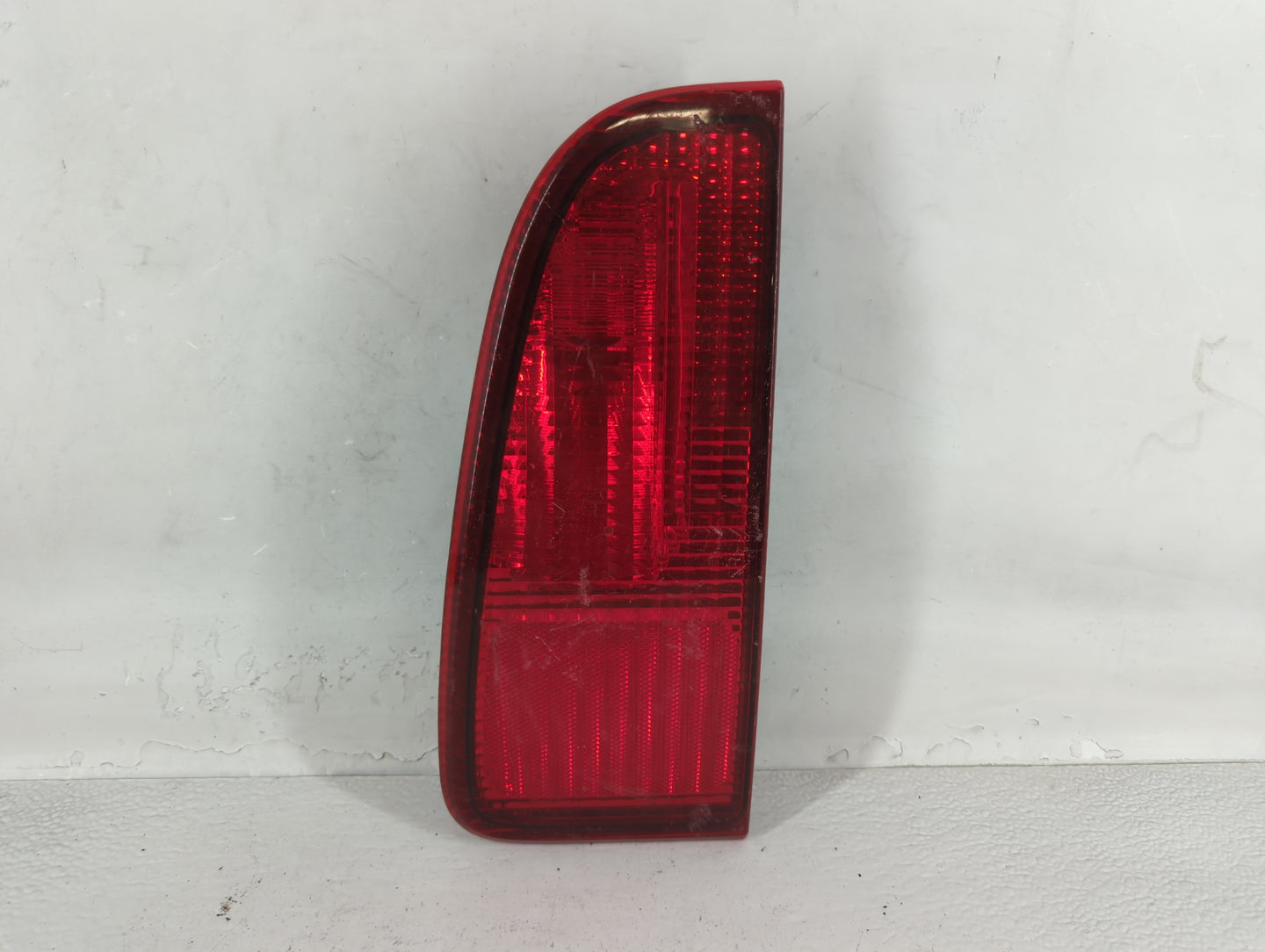2000 Lincoln Navigator Passenger Right Side Deck Lid Mounted Tail Light - Oemusedautoparts1.com