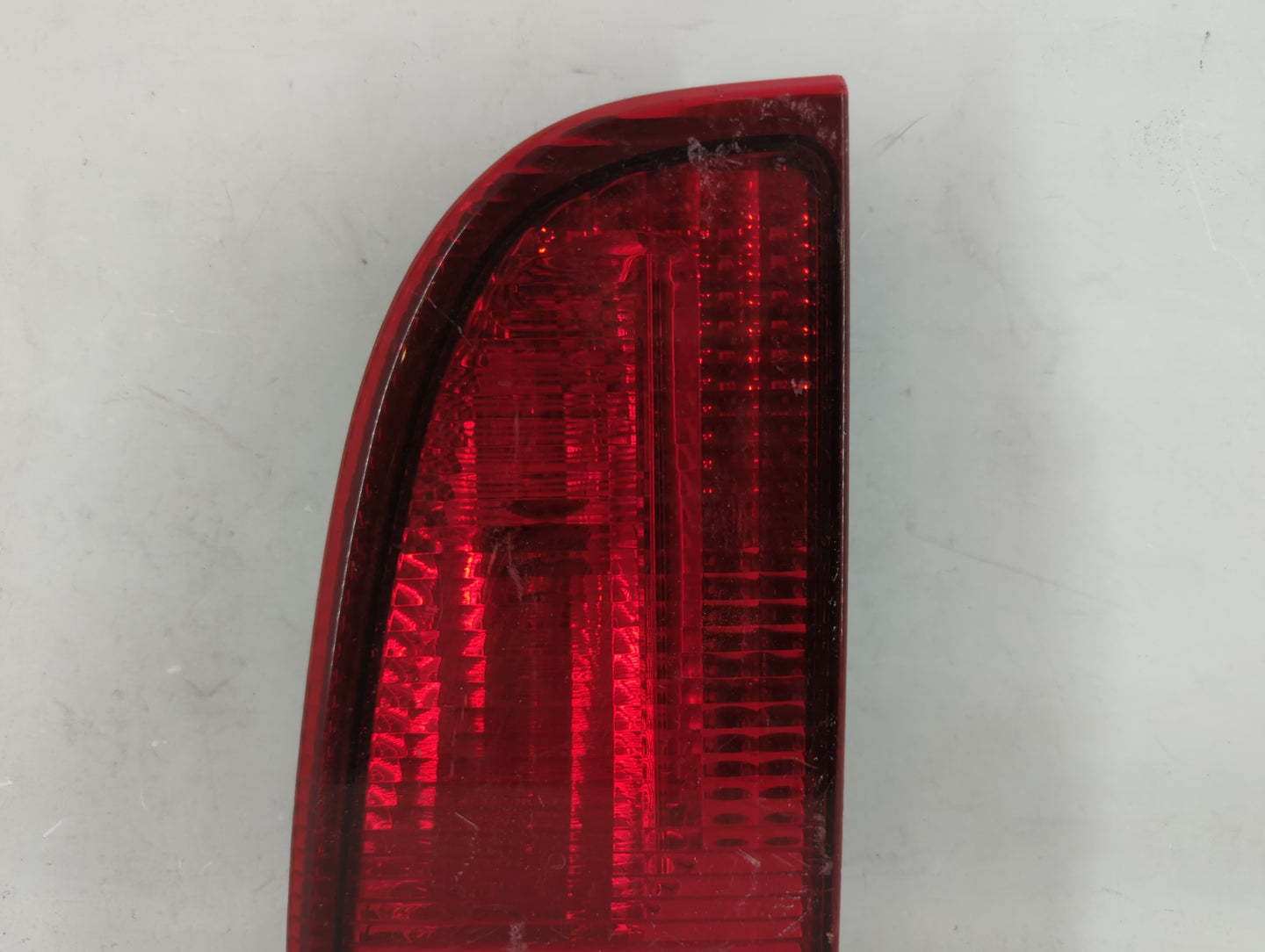 2000 Lincoln Navigator Passenger Right Side Deck Lid Mounted Tail Light - Oemusedautoparts1.com