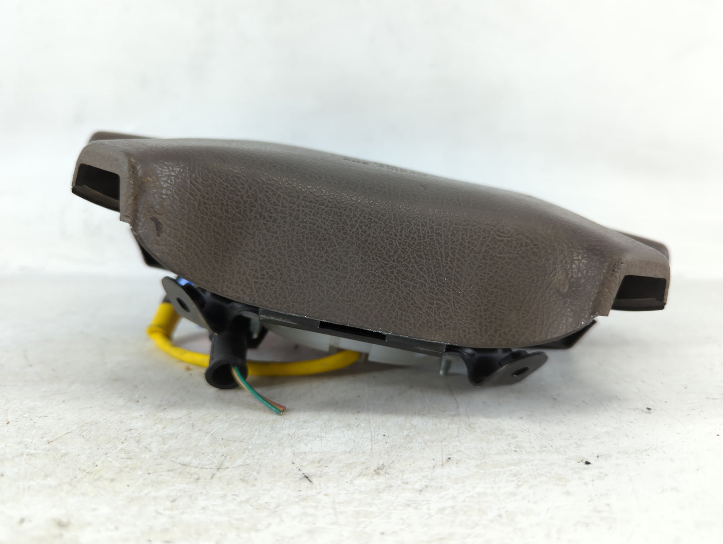2000-2002 Mazda 626 Air Bag Driver Left Steering Wheel Mounted P/N:DBC KYN 5Z AR0 Fits Fits 2000 2001 2002 OEM Used Auto Par