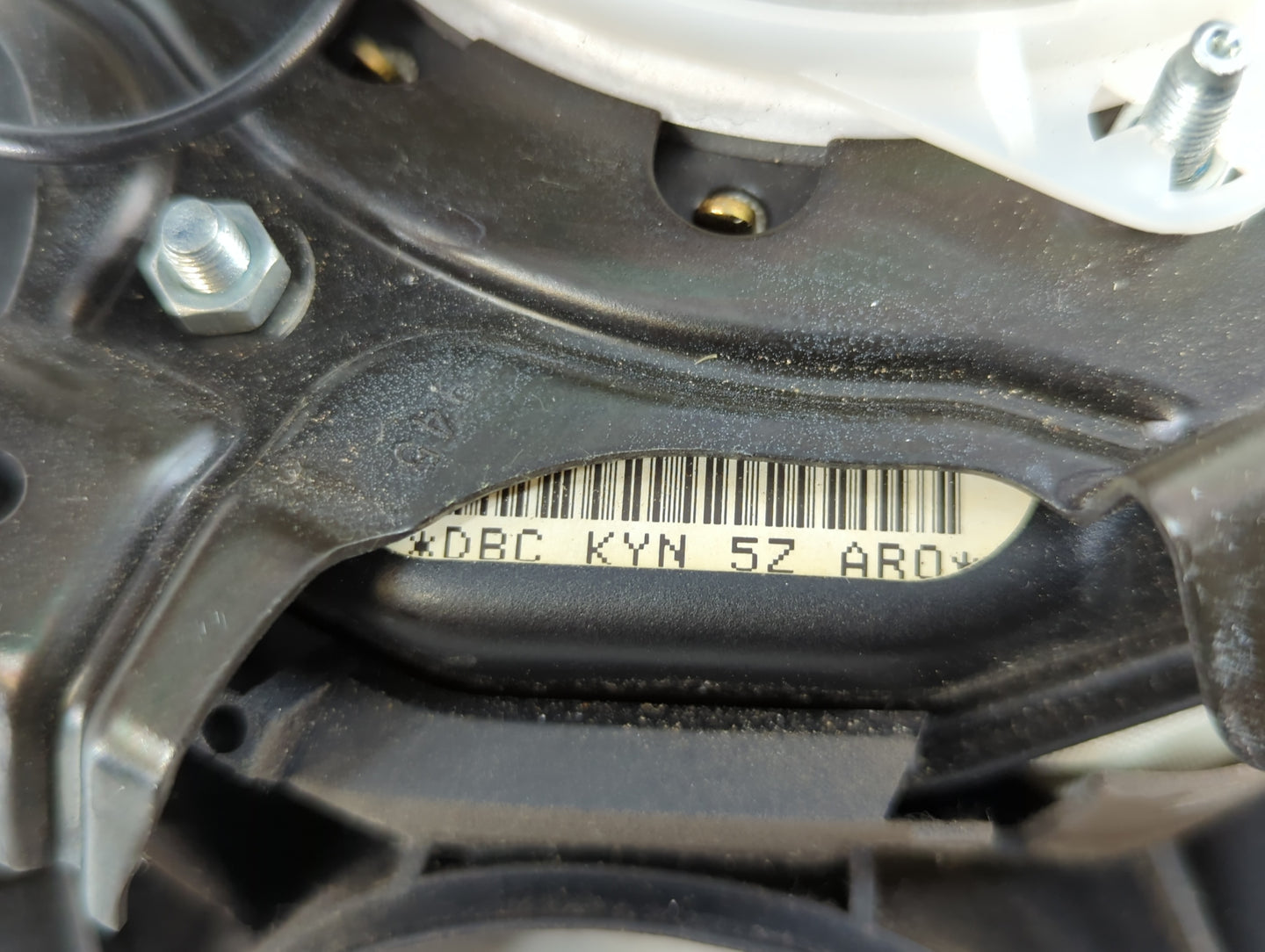 2000-2002 Mazda 626 Air Bag Driver Left Steering Wheel Mounted P/N:DBC KYN 5Z AR0 Fits Fits 2000 2001 2002 OEM Used Auto Par