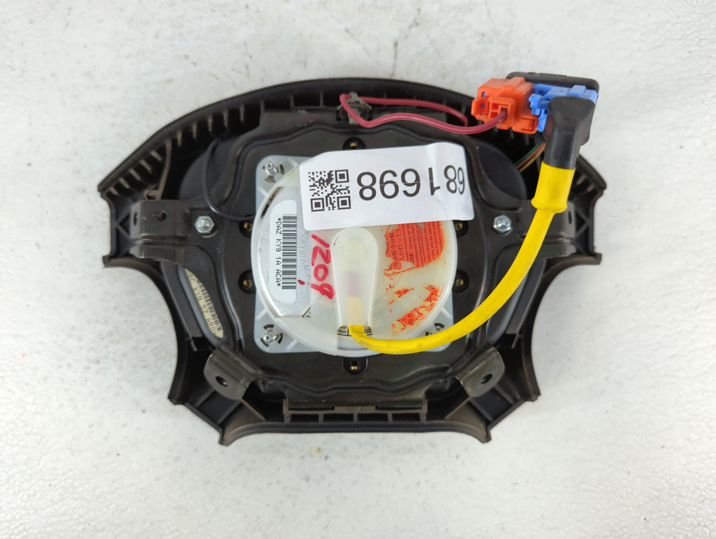 2000-2002 Mazda 626 Air Bag Driver Left Steering Wheel Mounted P/N:DBC KYN 5Z AR0 Fits Fits 2000 2001 2002 OEM Used Auto Par