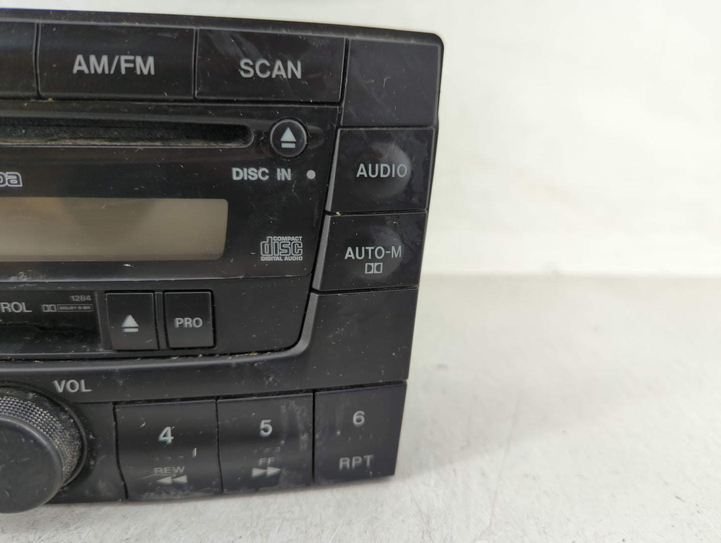 2000-2001 Mazda Mpv Radio AM FM Cd Player Receiver Replacement P/N:LC77669T0B Fits Fits 2000 2001 OEM Used Auto Parts - Oemu