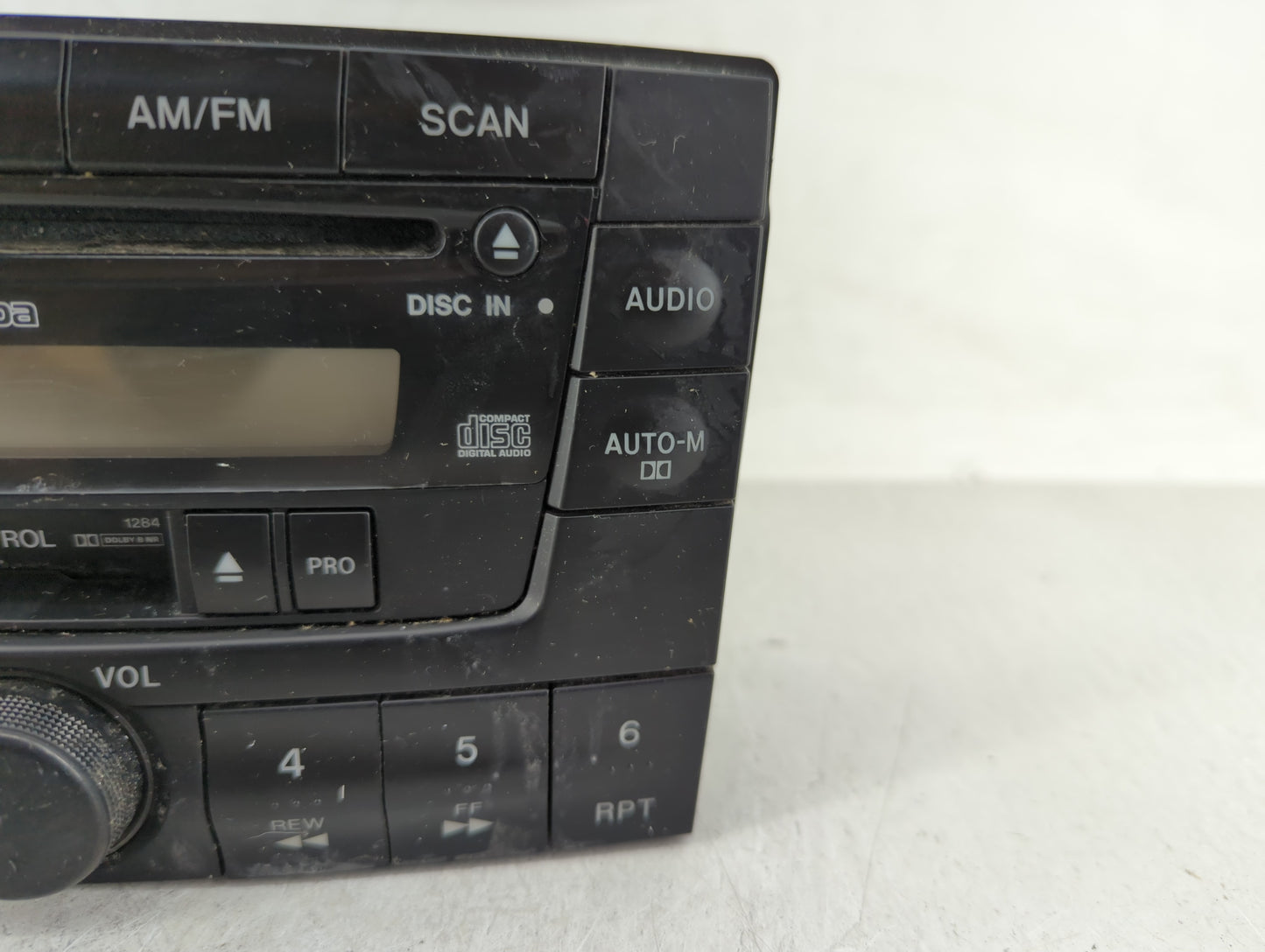 2000-2001 Mazda Mpv Radio AM FM Cd Player Receiver Replacement P/N:LC77669T0B Fits Fits 2000 2001 OEM Used Auto Parts - Oemu