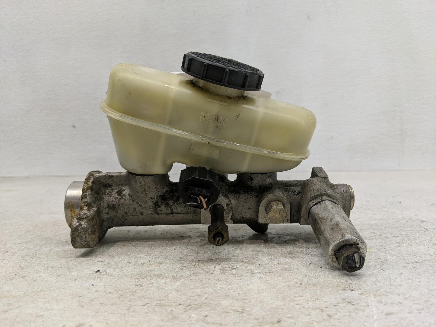 1997-2001 Mercury Grand Marquis Brake Master Cylinder - Oemusedautoparts1.com