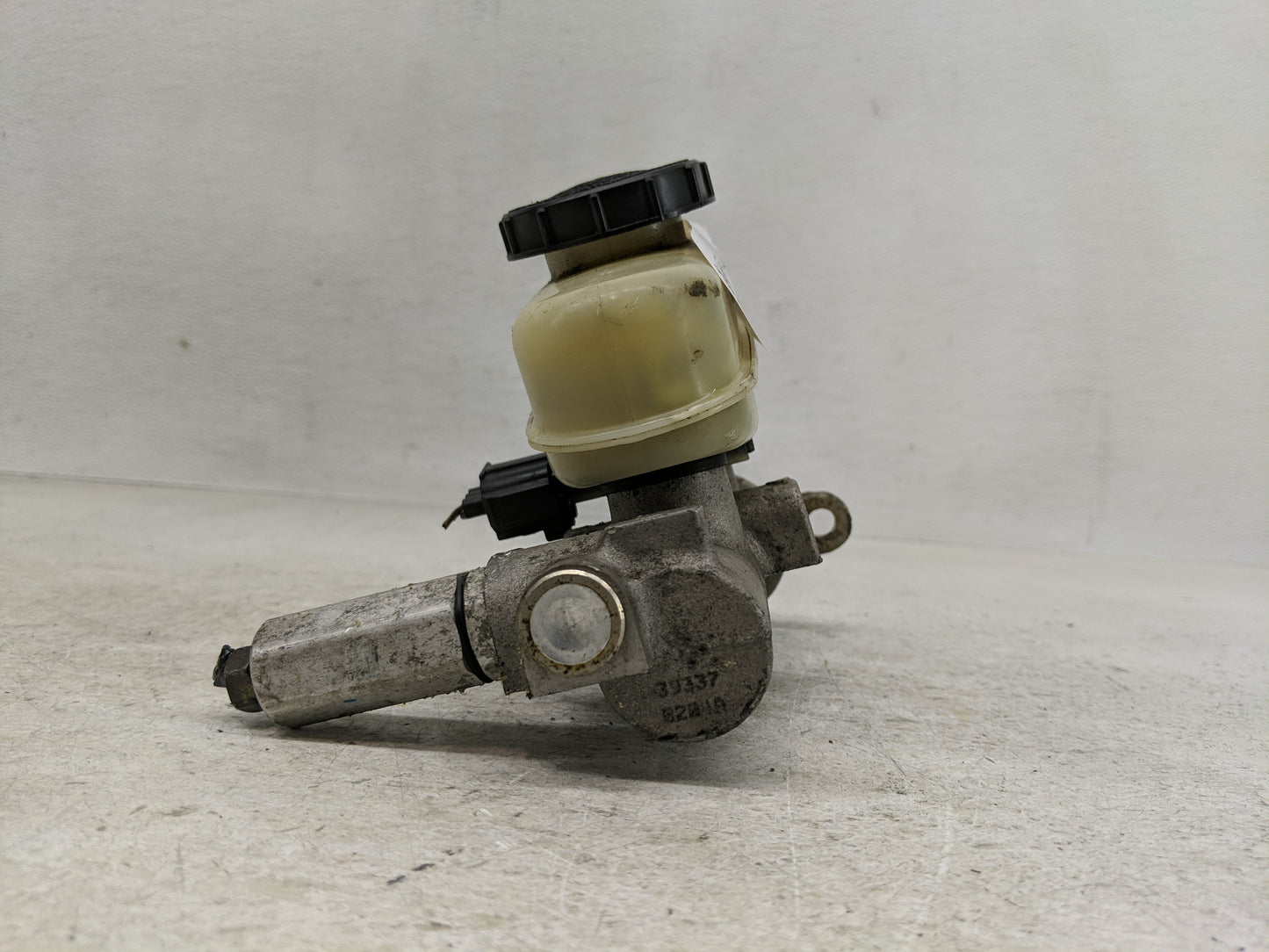 1997-2001 Mercury Grand Marquis Brake Master Cylinder - Oemusedautoparts1.com