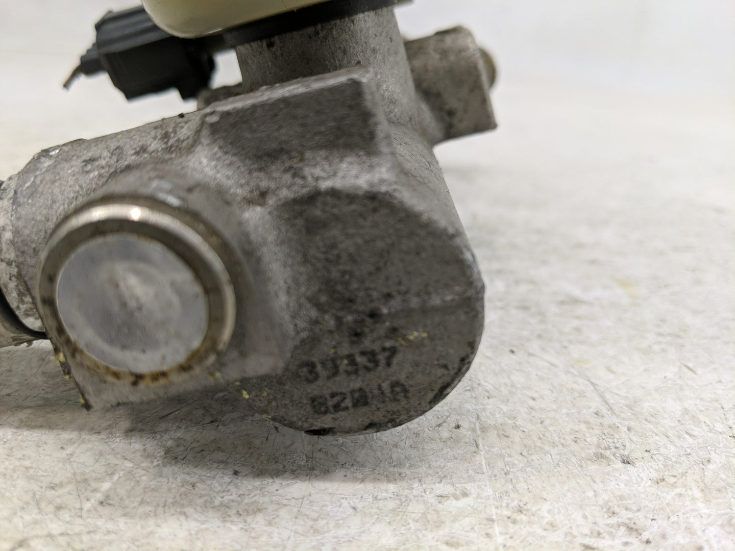 1997-2001 Mercury Grand Marquis Brake Master Cylinder - Oemusedautoparts1.com