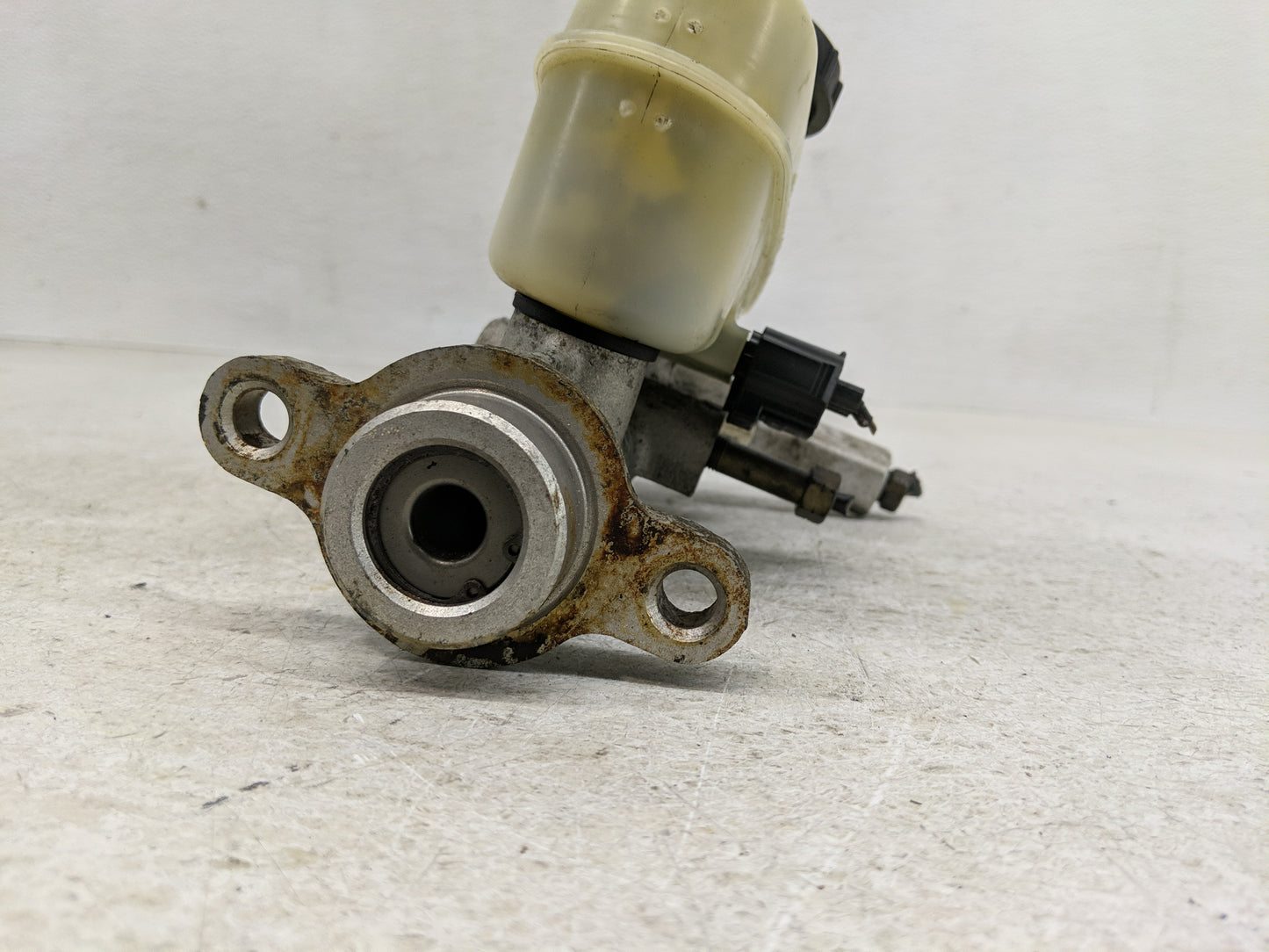 1997-2001 Mercury Grand Marquis Brake Master Cylinder - Oemusedautoparts1.com