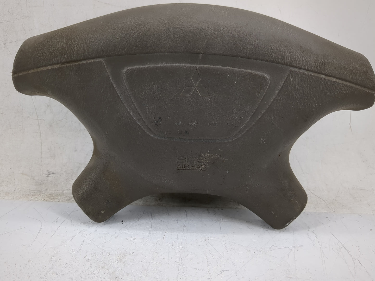 1998-2000 Mitsubishi Montero Air Bag Driver Left Steering Wheel Mounted P/N:603947800Z16 Fits Fits 1998 1999 2000 OEM Used A