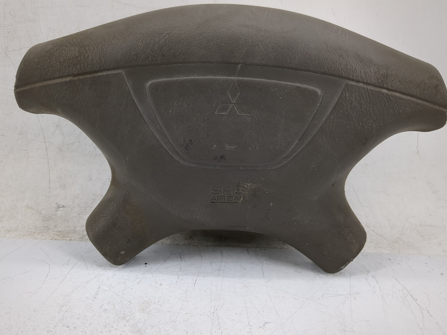 1998-2000 Mitsubishi Montero Air Bag Driver Left Steering Wheel Mounted P/N:603947800Z16 Fits Fits 1998 1999 2000 OEM Used A