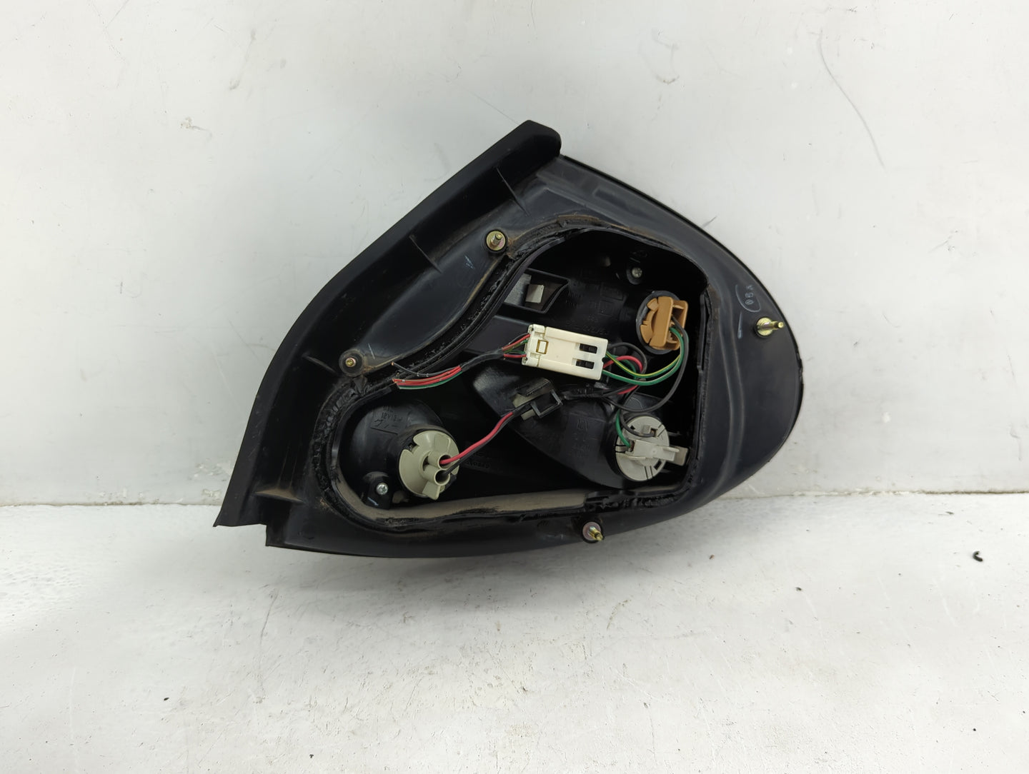 2000-2001 Nissan Maxima Tail Light Assembly Passenger Right OEM P/N:220-63529 Fits Fits 2000 2001 OEM Used Auto Parts - Oemu