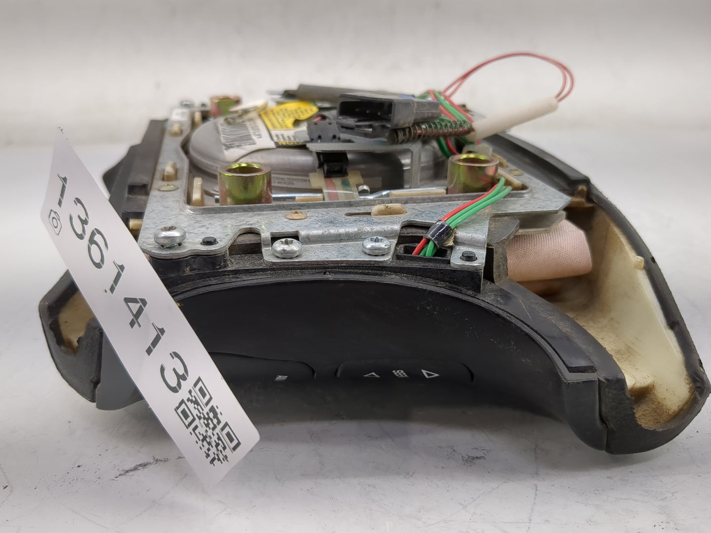2000 Oldsmobile Silhouette Air Bag Driver Left Steering Wheel Mounted Fits OEM Used Auto Parts - Oemusedautoparts1.com