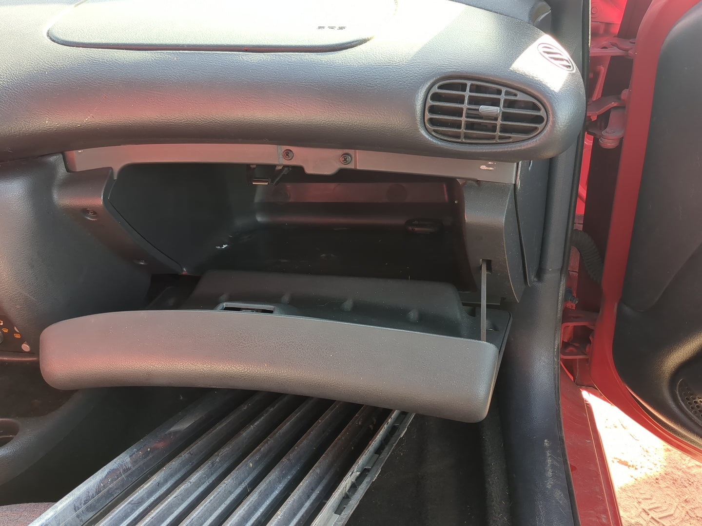 2000 Pontiac Sunfire Passenger Glove Box Door Storage Compartment - Oemusedautoparts1.com