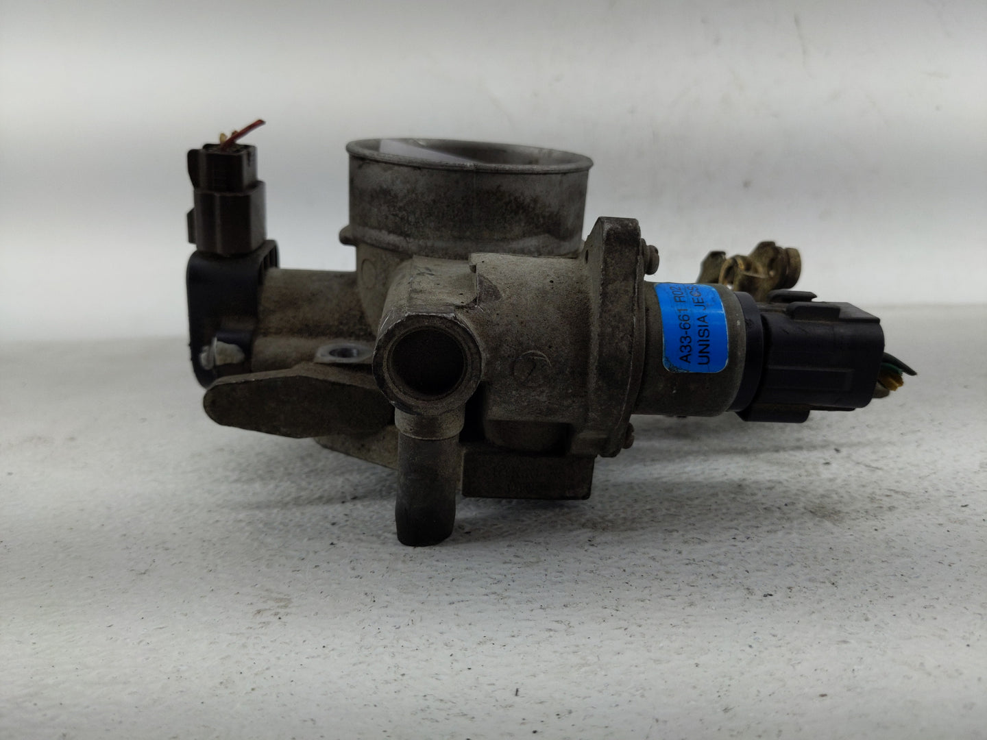 2000-2001 Subaru Legacy Throttle Body P/N:A33-661 R02 A33-661 Fits Fits 2000 2001 OEM Used Auto Parts - Oemusedautoparts1.co