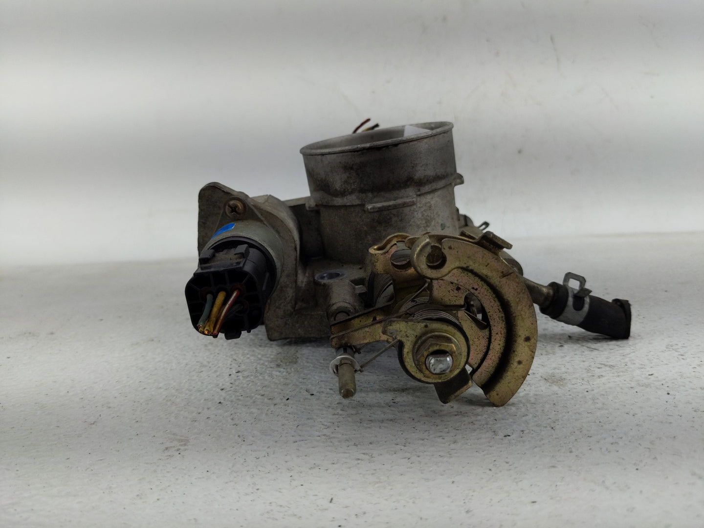 2000-2001 Subaru Legacy Throttle Body P/N:A33-661 R02 A33-661 Fits Fits 2000 2001 OEM Used Auto Parts - Oemusedautoparts1.co