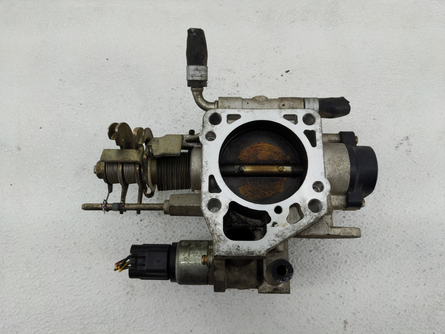 2000-2001 Subaru Legacy Throttle Body P/N:A33-661 R02 A33-661 Fits Fits 2000 2001 OEM Used Auto Parts - Oemusedautoparts1.co