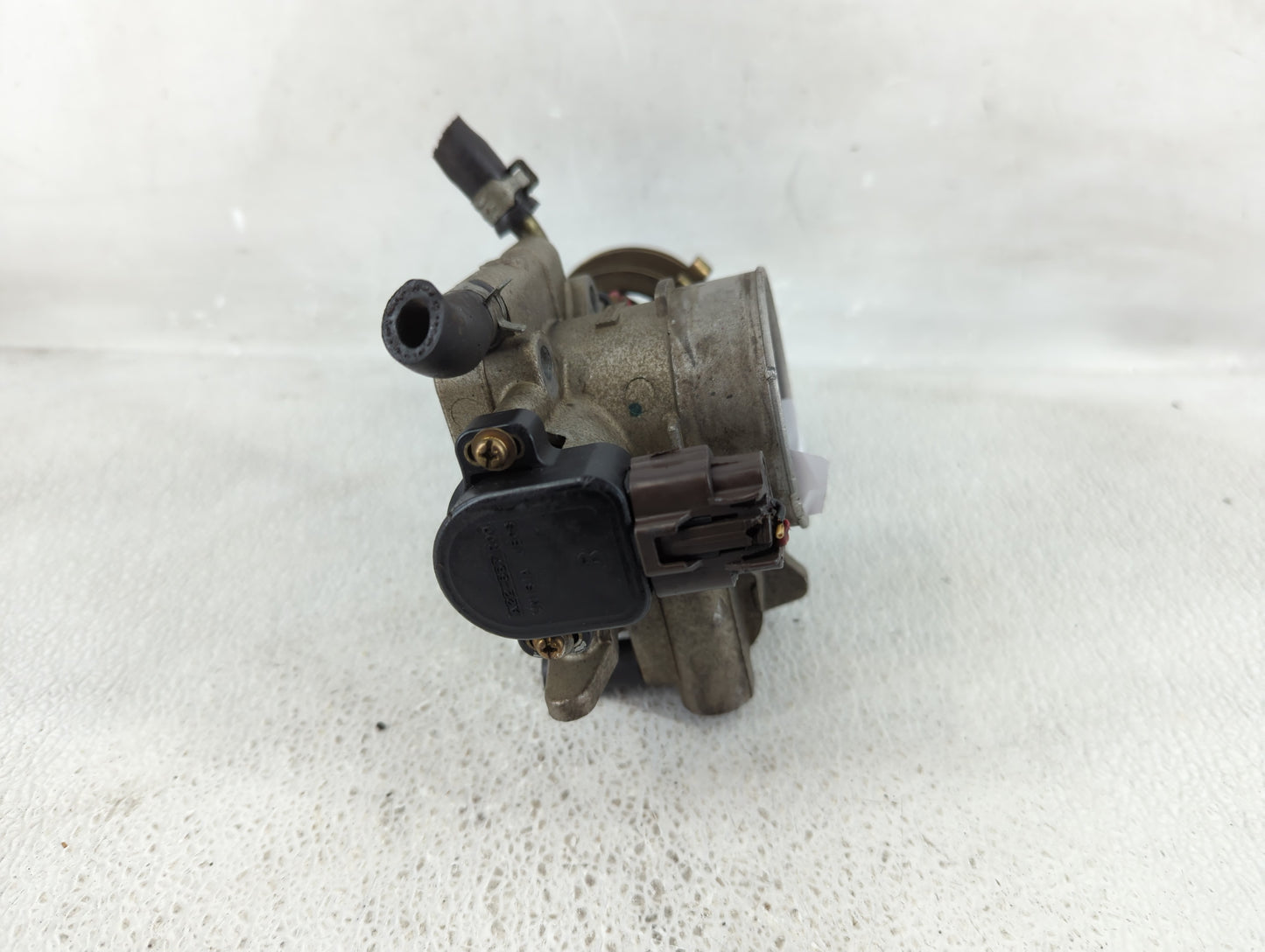 2000-2001 Subaru Legacy Throttle Body P/N:A33-661 R02 A33-661 Fits Fits 2000 2001 OEM Used Auto Parts - Oemusedautoparts1.co