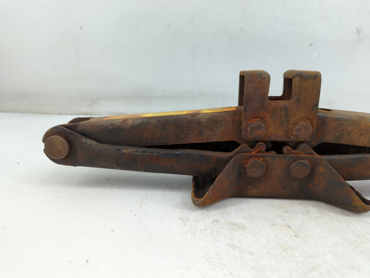 2000 Toyota Avalon Spare Scissor Car Jack - Oemusedautoparts1.com