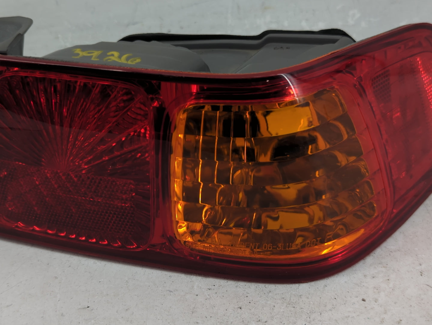 2000-2001 Toyota Camry Tail Light Assembly Passenger Right OEM P/N:81550-AA040 Fits Fits 2000 2001 OEM Used Auto Parts - Oem