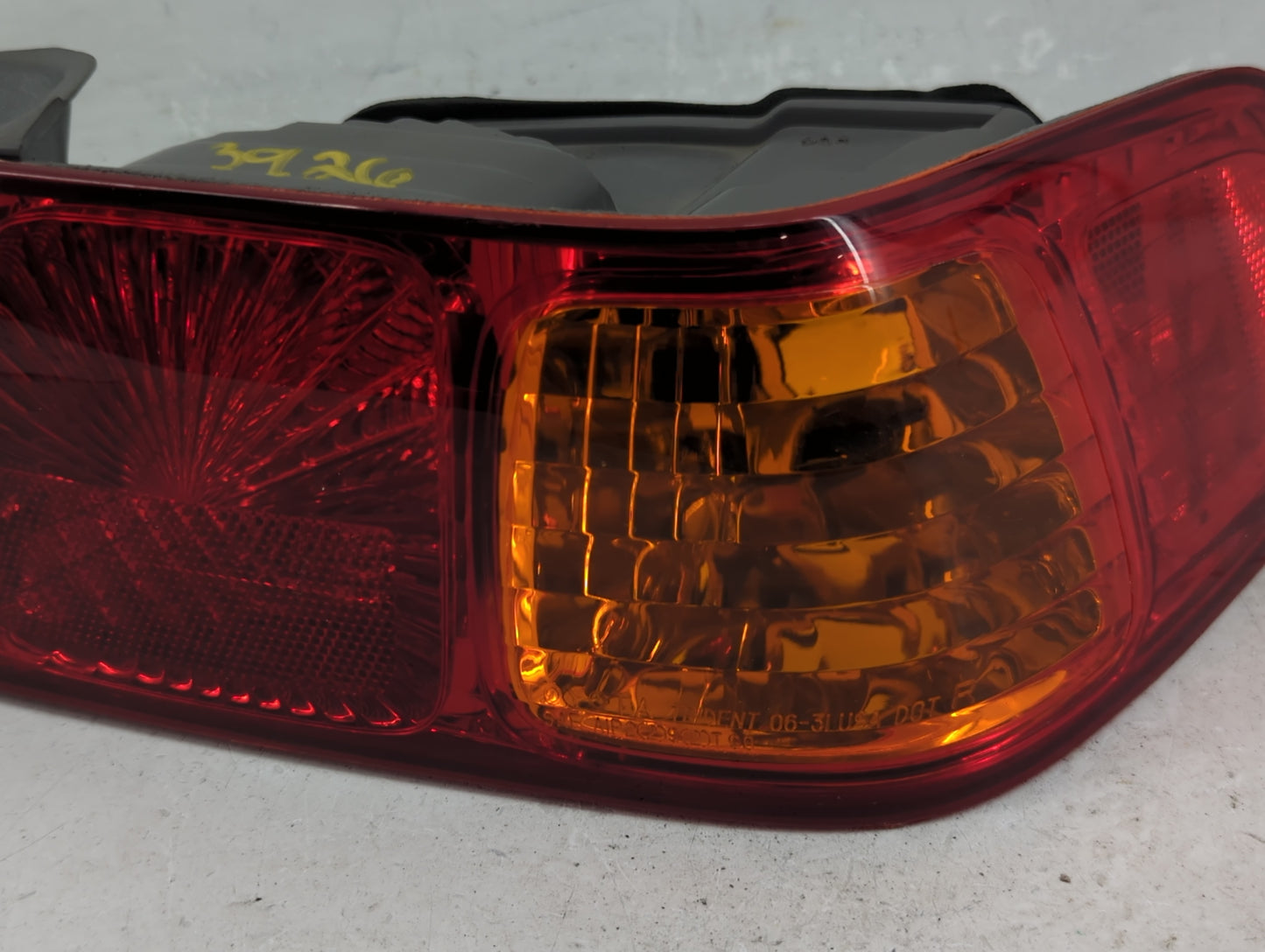 2000-2001 Toyota Camry Tail Light Assembly Passenger Right OEM P/N:81550-AA040 Fits Fits 2000 2001 OEM Used Auto Parts - Oem