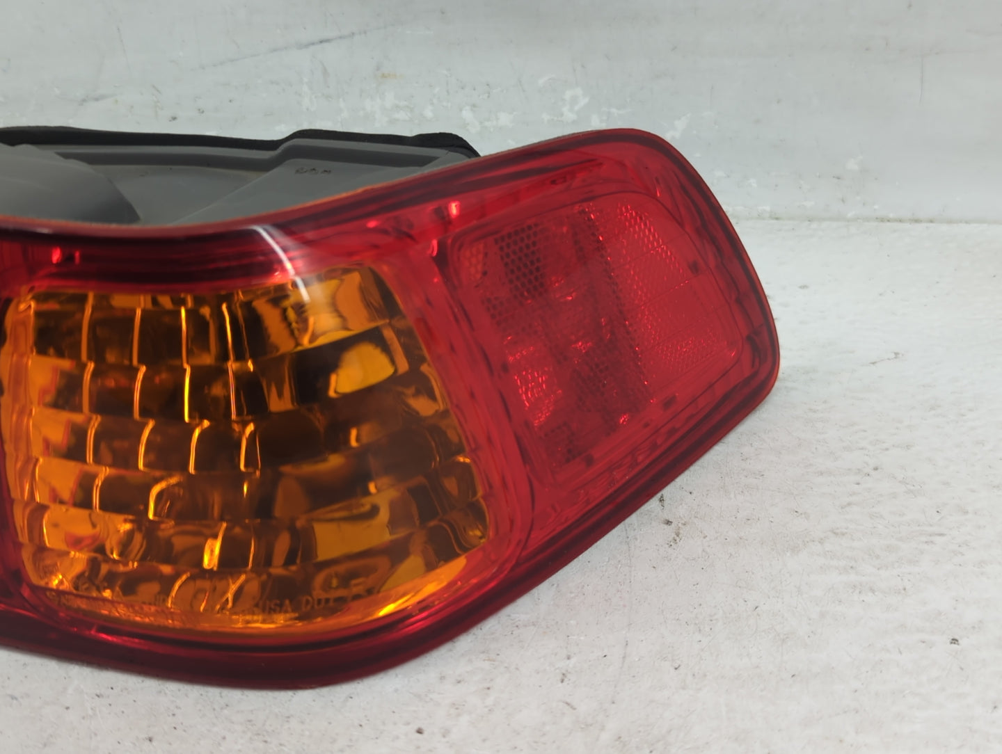 2000-2001 Toyota Camry Tail Light Assembly Passenger Right OEM P/N:81550-AA040 Fits Fits 2000 2001 OEM Used Auto Parts - Oem
