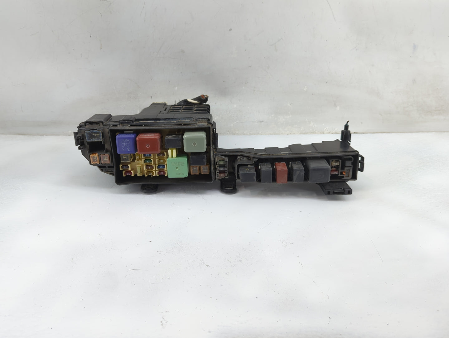 2000-2001 Toyota Camry Fusebox Fuse Box Panel Relay Module Fits Fits 1999 2000 2001 2002 2003 OEM Used Auto Parts - Oemuseda