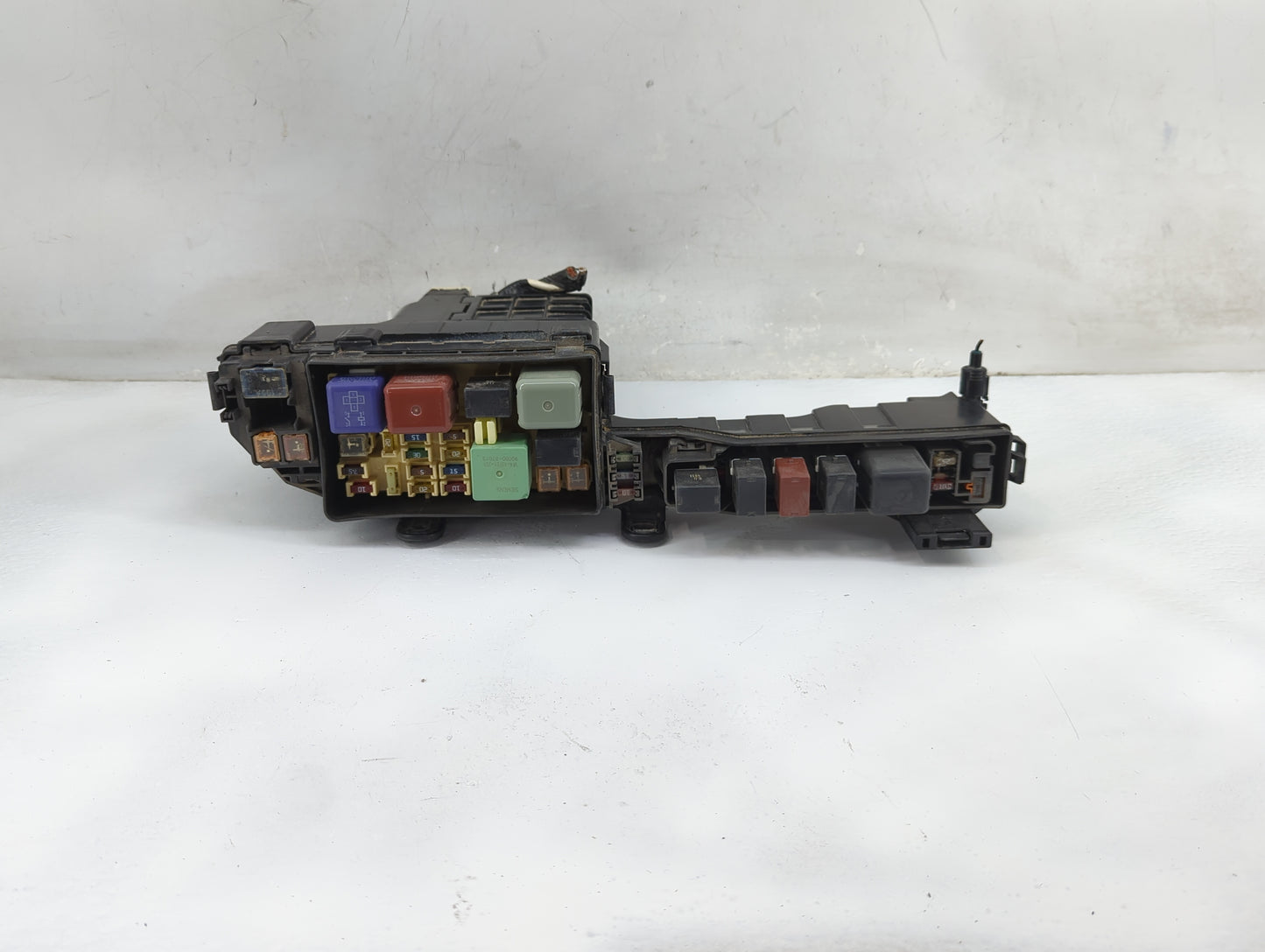 2000-2001 Toyota Camry Fusebox Fuse Box Panel Relay Module Fits Fits 1999 2000 2001 2002 2003 OEM Used Auto Parts - Oemuseda