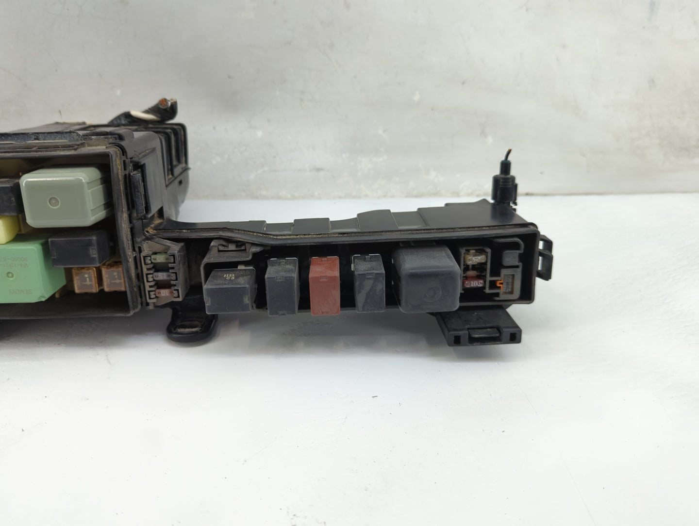 2000-2001 Toyota Camry Fusebox Fuse Box Panel Relay Module Fits Fits 1999 2000 2001 2002 2003 OEM Used Auto Parts - Oemuseda
