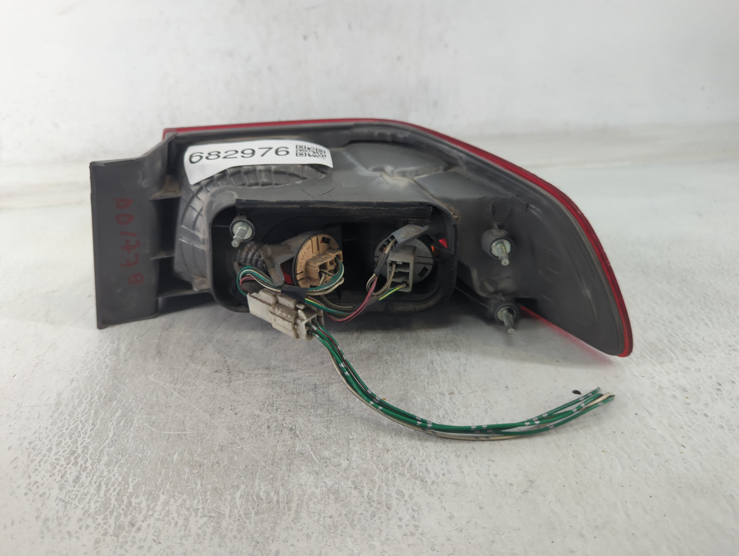 2000-2001 Toyota Camry Tail Light Assembly Passenger Right OEM Fits Fits 2000 2001 OEM Used Auto Parts - Oemusedautoparts1.c