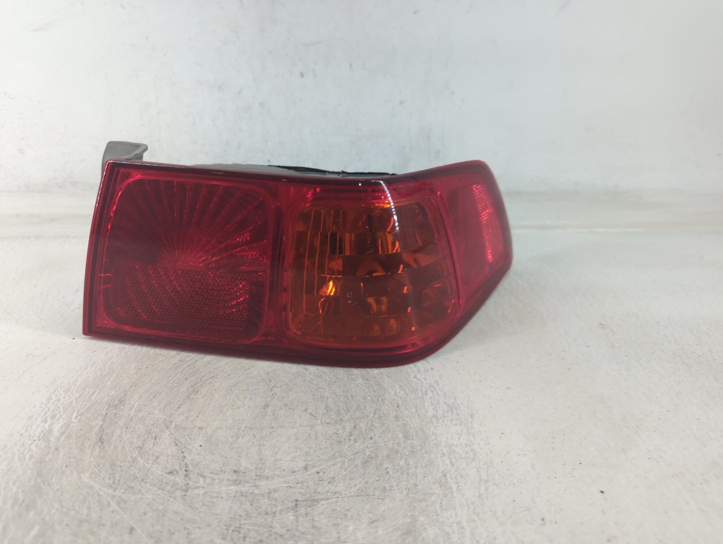 2000-2001 Toyota Camry Tail Light Assembly Driver Left OEM Fits Fits 2000 2001 OEM Used Auto Parts - Oemusedautoparts1.com