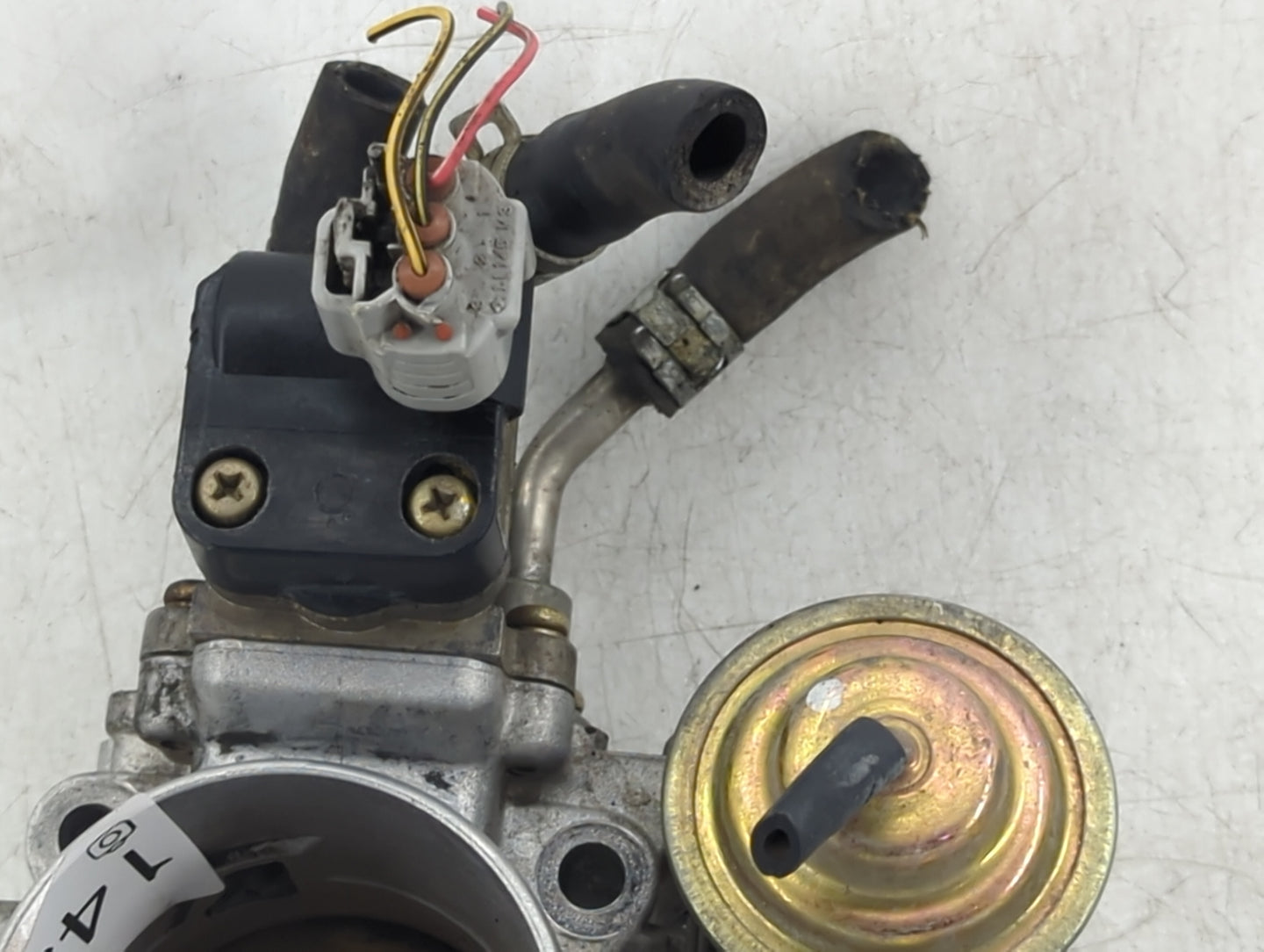 1998-2000 Toyota Sienna Throttle Body P/N:22270-0A040 Fits Fits 1998 1999 2000 OEM Used Auto Parts - Oemusedautoparts1.com